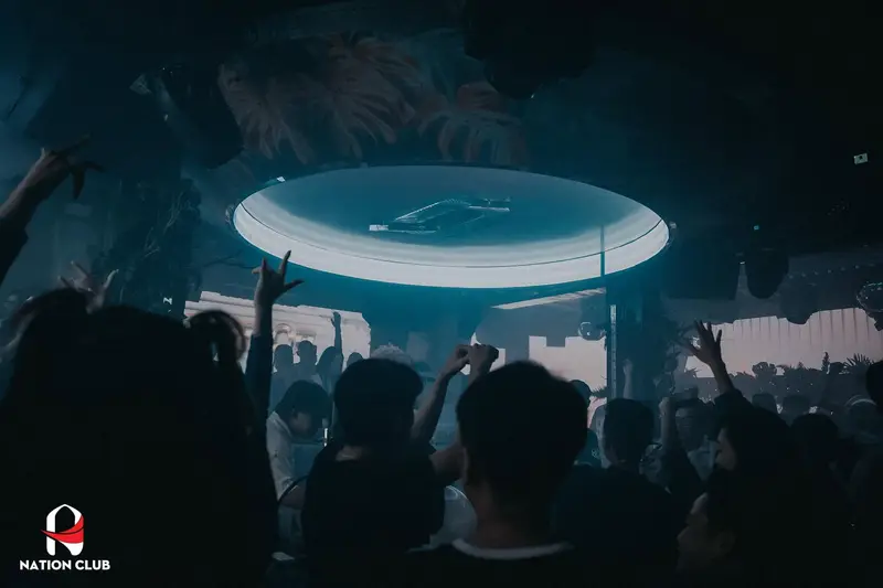 Đĩa đèn LED tròn treo giữa sàn Nation Club Biên Hòa, cả sàn giơ tay theo nhịp